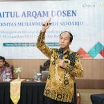 Rektor Umsida Dr Hidayatulloh MSi saat menyampaikan materi dalam Baitul Arqom Dosen Umsida di Trawas, Sabtu (2/8/2025). (Foto: Humas Umsida)