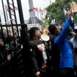 Aksi demonstrasi di Pati, Rabu (13/8/2025). Massa menuntut Bupati Pati Sudewo turun dari jabatannya. (Foto: Tangkapan layar)