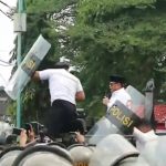 Bupati Pati Sudewo saat menemui para demonstran. (Foto: Tangkapan layar)