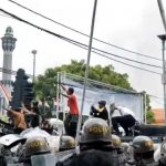 Aksi demonstrasi di Pati, Rabu (13/8/2025). Massa menuntut Bupati Pati Sudewo turun dari jabatannya. (Foto: Tangkapan layar)