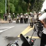 Aparat kepolisian berjaga di sejumlah titik lokasi demonstrasi, Kamis (28/8/2025). (Foto: tangkapan layar)