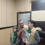 Mendikdasmen Abdul Mu'ti diwawancarai oleh dua wartawan cilik dari SD Mudipat Pucang, Surabaya, saat berkunjung ke Kantor PWM Jatim, Jumat (1/8/2025). (Foto: Zaki/ IST)