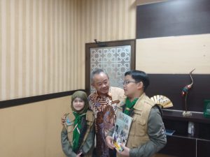Momen Mendiksmen Abdul Mu’ti Tersenyum Ceria Disambut Wartawan Cilik