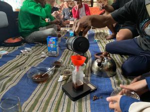 Mencoba local caffeine inovasi gagasan mahasiswa UMM. (Foto: Dok./ IST)