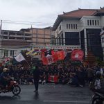 Ratusan massa 'Nakama Bergerak' di depan Gedung DPRD Jatim, usai melangsungkan demonstrasi. (Foto: Dok. /IST)
