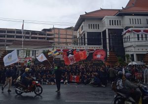 ‘Nakama Bergerak’ Suarakan 30 Tuntutan Geruduk DPRD Jatim
