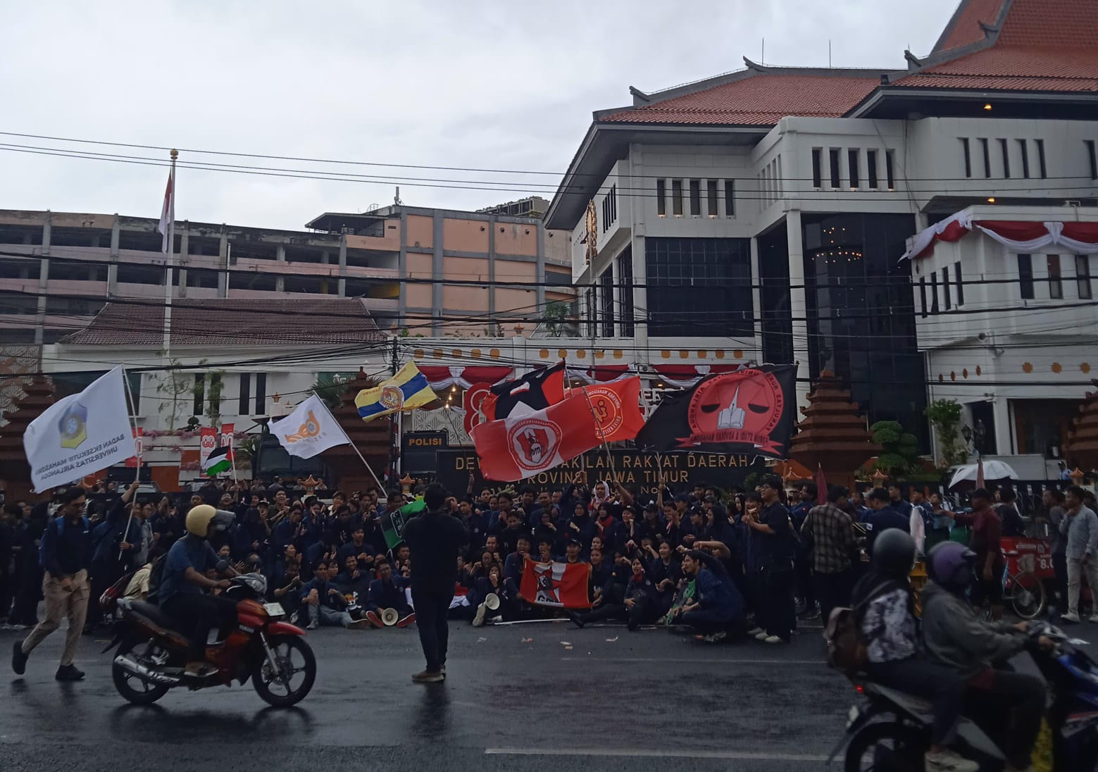 ‘Nakama Bergerak’ Suarakan 30 Tuntutan Geruduk DPRD Jatim