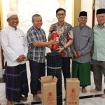 Simbolis penyerahan APAR kepada Takmir Masjid Al-Badar, Kamis (21/8/2025). (Foto: Ubay NA/ IST)