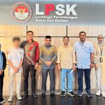 Haji Uma mendampingi santri yang menjadi korban dugaan penganiayaan melapor ke LPSK. (Foto: Rizki/ IST)