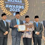 Mendikdasmen Abdul Mu'ti menerima penghargaan dari BAZNAS sebagai Menteri Pendukung Gerakan Zakat. (Foto: Humas Kemendikdasmen)