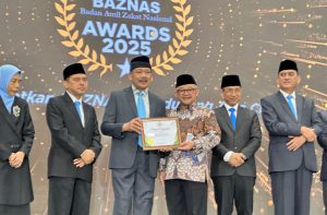 Komitmen Dukung Gerakan Zakat, Mendikdasmen Terima Penghargaan dari BAZNAS