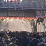 Asap mengepul di sekitar wilayah Gedung Negara Grahadi, Surabaya, usai aksi yang sempat memanas pada Jumat (29/8/2025). (Foto: Zaki/ IST)