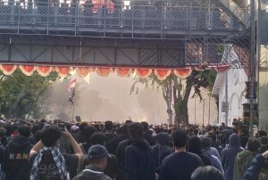 Asap Mengepul di Langit Grahadi, Aksi di Surabaya Masih Memanas