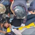 Izza Mukmin, Ketua Umum Korkom IMM Universitas Muhammadiyah (UM) Surabaya, mengalami patah tulang pada bagian tangan setelah terjatuh saat polisi menembakkan gas air mata pada demi di depan Gedung Negara Grahadi, Jumat (29/8/2025). (Foto: Zaki/ IST)