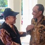 Mendikdasmen Abdul Mu'ti (kiri, topi hitam) disambut Wakil Ketua PWM Jatim Thohir Luth. (Foto: Zaki/ IST)