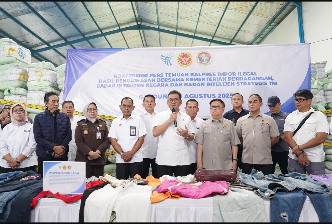 Mendag Pimpin Ekspose Temuan Pakaian Bekas Impor Ilegal di Bandung