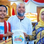 Syarif Hidayat (IMM Surabaya, kiri) dan Yusa (FM3, tengah) menyerahkan risalah ke Gubernur Jawa Timur, Khofifah Indar Parawansa. (Foto: Dok. IMM Surabaya)