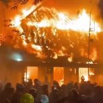 Gedung Negara Grahadi di Jalan Gubernur Suryo, Surabaya terbakar akibat dilempar bom molotov oleh massa pendemo, Sabtu (30/8/2025) malam. (Foto: tangkapan layar Instagram suroboyo.ku)