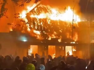 Gedung Grahadi Surabaya Terbakar, Massa Lempar Molotov
