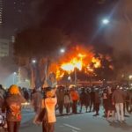 Massa aksi membakar Gedung Negara Grahadi, Kota Surabaya, Sabtu (30/8/2025) malam. (Foto: Ubay NA/ IST)