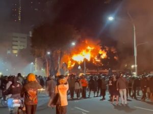 Sempat Ditemui Khofifah, Massa Aksi Bakar dan Jarah Gedung Grahadi