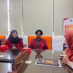 Pengurus Koorkom IMM UINSA saat menemui Ketua Fraksi PKS DPRD Jatim, Lilik Hendarwati, yang dijadwalkan bakal menjadi salah satu pemateri dalam Madrasah Siyasah. (Foto: Dok. IMM UINSA)