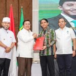Menhut Raja Juli Antoni (batik) menjalin kerja sama strategis terkait pengelolaan hutan dengan UM Bengkulu. (Foto: Muhammadiyah)