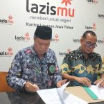Penandatanganan MoU antara LHKP PWM Jatim oleh Muhammad Mirdasy (kiri) dan Lazismu Jatim oleh Ustaz Imam Hambali, Kamis (14/8/2025). (Foto: Aan Hariyanto/ IST)