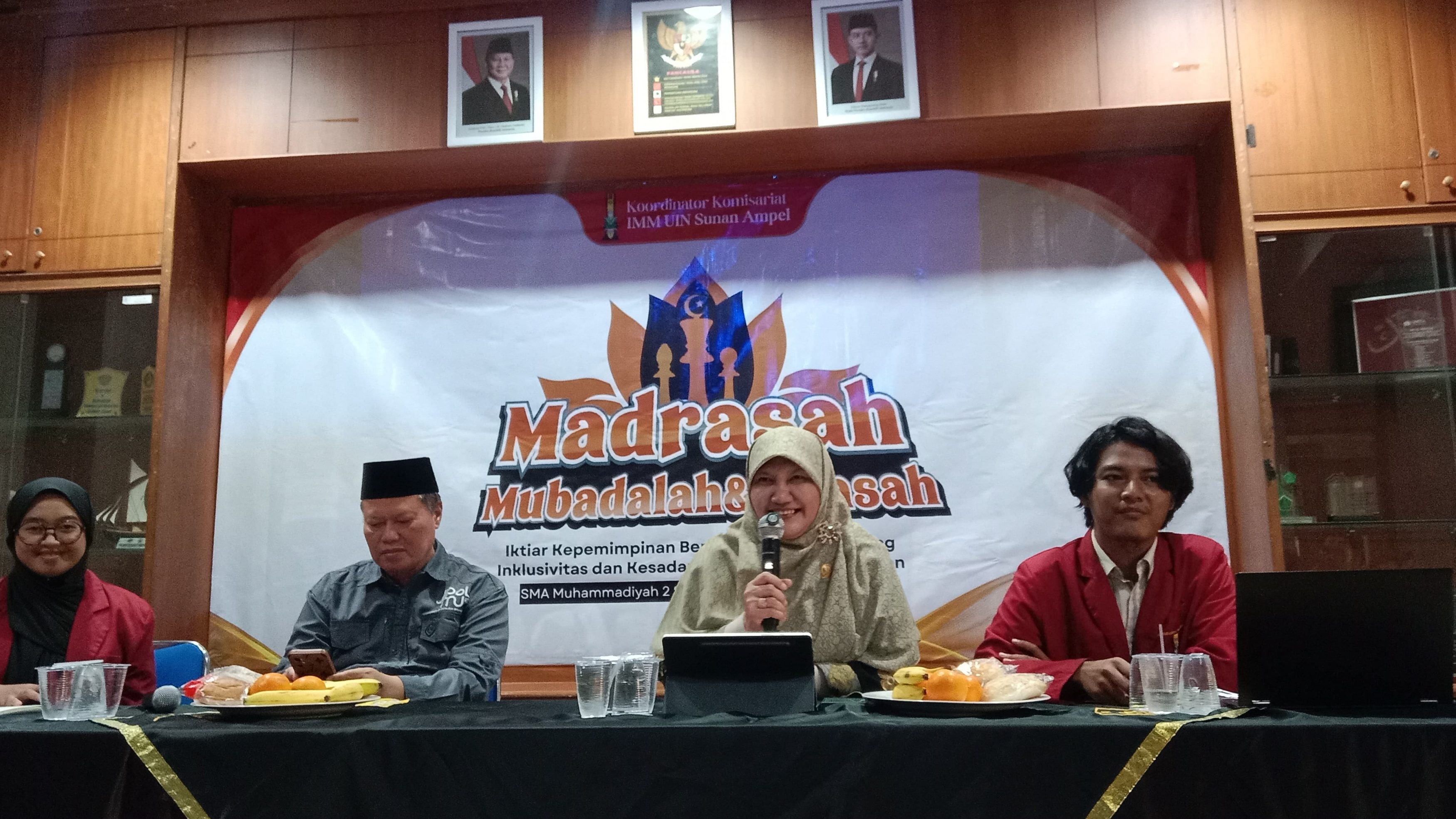 Lilik Hendarwati (paling kanan) saat menyampaikan paparannya dalam Madrasah Mubadalah wa Siyasah yang diadakan Koorkom IMM UINSA Surabaya, Jumat (22/8/2025). (Foto: Zaki/ IST)