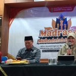 Lilik Hendarwati (paling kanan) saat menyampaikan paparannya dalam Madrasah Mubadalah wa Siyasah yang diadakan Koorkom IMM UINSA Surabaya, Jumat (22/8/2025). (Foto: Zaki/ IST)