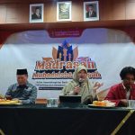 Lilik Hendarwati (dua dari kanan) saat menyampaikan paparannya dalam Madrasah Mubadalah wa Siyasah yang diadakan Koorkom IMM UINSA Surabaya, Jumat (22/8/2025). (Foto: Zaki/ IST)