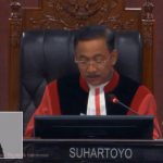 Ketua MK, Suhartoyo, membacakan putusan atas perkara nomor 128/PUU-XXIII/2025. (Foto: tangkapan layar MKRI)