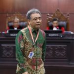 Bahrul Hayat selaku Ahli Presiden usai diambil sumpahnya untuk memberikan keterangan pada sidang lanjutan pengujian Undang-Undang Nomor 23 Tahun 2011 Tentang Pengelolaan Zakat, Senin (4/8/2025) di Ruang Sidang MK. (Foto: MKRI)