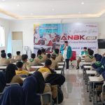 Plt Ketua Umum PP Parmusi yang juga mantan Dubes RI untuk Azerbaijan, Prof Dr Husnan Bey Fananie Lc MA, memberikan motivasi kepada para santri PMBQ Nurul Azhar yang menempuh pendidikan di SMK Mutia Ngoro, Mojokerto. (Foto: Ubay NA/ IST)