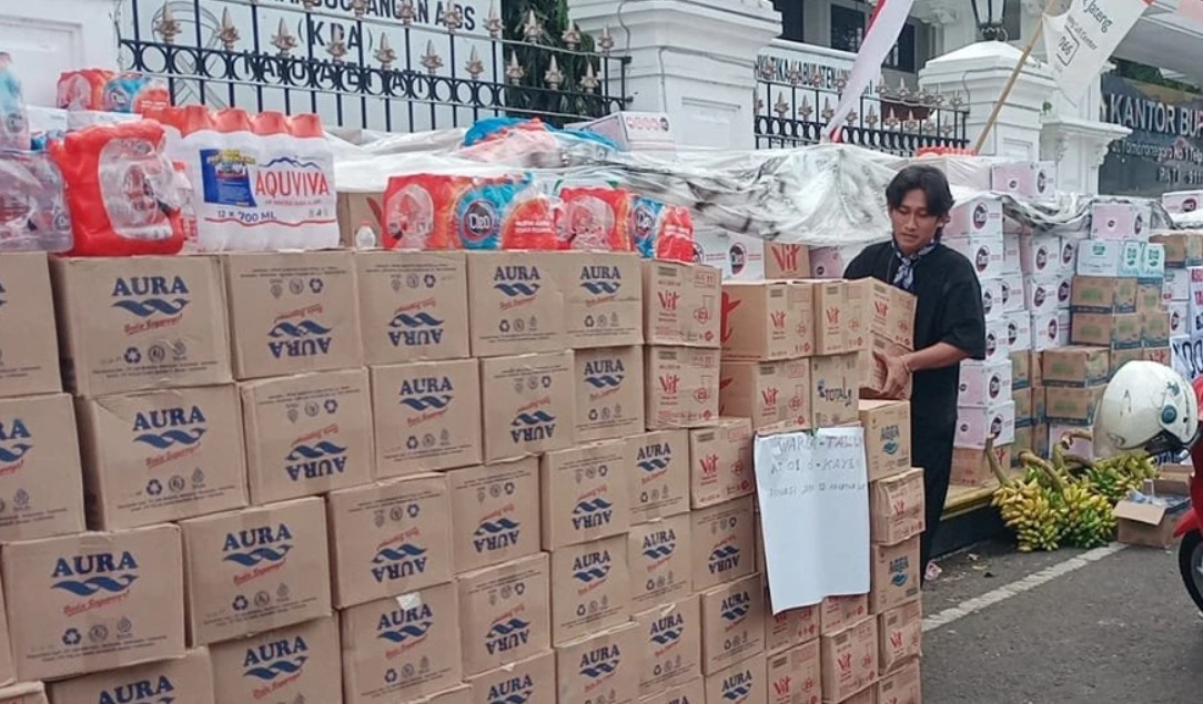 Berdus-dus sumbangan air mineral untuk demonstrasi masyarakat di Kabupaten Pati. (Foto: Tangkapan layar)