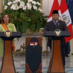 Presiden RI Prabowo Subianto (kanan) bersama Presiden Peru Dina Ercilia Bluarte Zegarra, melakukan konferensi pers usai melangsungkan pertemuan bilteral di Istana Merdeka, Jakarta. (Foto: Tangkapan layar setpres)