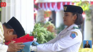 Detik-detik Prabowo Cium Merah Putih dan Kisah Bendera Pusaka yang Tak Lagi Berkibar