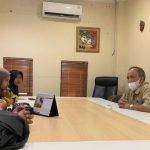 Suasana diskusi santai membahas karya-karya besar Jawa klasik. (Foto: Nashrul/ IST)
