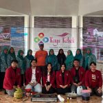 Enam mahasiswa HI UMM melakukan proyek inovasi dan pendampingan pengolahan sampah di Desa Kayu Kebek, Pasuruan. Mereka berhasil dinyatakan lulus tanpa skripsi. (Foto: Humas UMM)