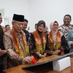 Peresmian STTM ARFA Bojonegoro oleh Ketua PP Muhammadiyah Prof Syafiq A Mughni Wakil Bupati Bojonegoro Nurul Azizah, dan jajaran BPH serta Rektor Umsida. (Foto: Humas Umsida)