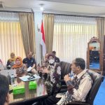 Rektor Umsida Dr Hidayatulloh MSi (paling kanan) berbincang dengan Sekda Sidoarjo Fenny Apridawati. (Foto: Dok. Umsida)
