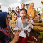 Ketua Tim Penggerak PKK Kota Surabaya, Rini Indriyani, turun langsung memantau pelaksanaan Bulan Imunisasi Anak Sekolah (BIAS) dan Cek Kesehatan Gratis (CKG) pada Senin (11/8/2025). (Foto: tangkapan layar Pemkot Surabaya)