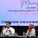 Anggota MTT PP Muhammadiyah, Niki Alma Febriana Fauzi, memaparkan materinya. (Foto: Tangkapan layar/ Zaki)