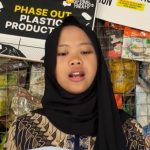 Aktivis lingkungan, Aeshnina Azzahra Aqilani, membacakan surat terbukanya kepada Menteri Lingkungan Hidup RI, Hanif Faisol Nurofiq. (Foto: Tangkapan layar)