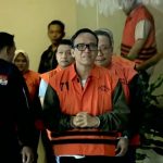 Wamenaker Immanuel Ebenezer memakai rompi oranye usai diperiksa KPK, Jumat (22/8/2025). (Foto: Tangkapan layar)
