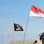 Pengibaran bendera jolly roger one piece 'bersama' bendera merah putih. (Foto: Tangkapan layar)