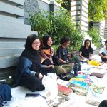 Sri Mauliani saat mengikuti lapak baca Ruang Merdeka di Taman Bungkul, Surabaya. (Foto: Zaki/ IST)