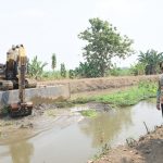 Bupati Sidoarjo, Subandi, meninjau langsung pengerukan sungai. (Foto: Humas Pemkab Sidoarjo)