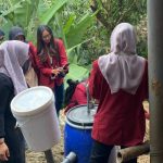 Sekelompok mahasiswa UMM menyimulasikan program kampung iklim di Gunungsari, Kota Batu. (Foto: Dok. UMM)