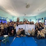 Seluruh siswa SMA Muhammadiyah 1 Blitar menandatangani Deklarasi Anti-Bullying di spanduk besar. (Foto: Dok. UMM)